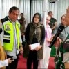 Direktur Puspita Cipta Grup, H Rokhmat Ardiyan beserta istri, Hj Dian Marina Puspita saat memberikan bantuan kepada penderita jantung bocor.